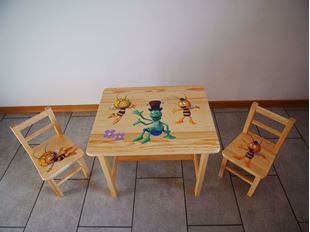 Obrázek Dětský dřevěný stůl se židlemi s potiskem - Včelka Mája