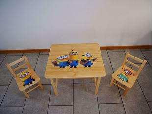 Obrázek Dětský dřevěný stůl se židlemi s potiskem - Mimoni 2