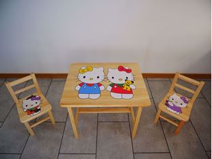 Obrázek Dětský dřevěný stůl se židlemi s potiskem - Hello Kitty
