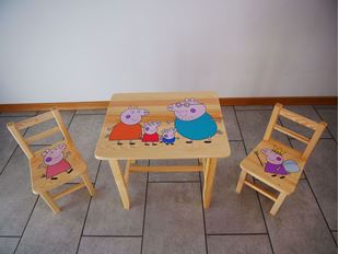 Obrázek Dětský dřevěný stůl se židlemi s potiskem - Prasátko Pepina