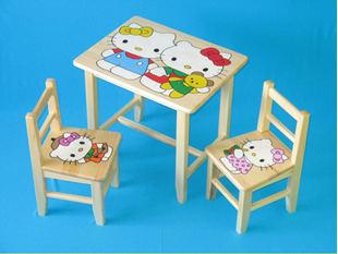 Obrázek Dětský dřevěný stůl se židlemi - Hello Kitty