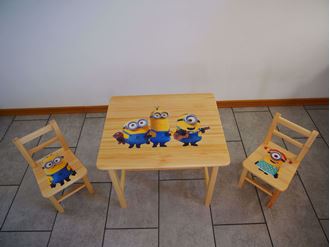 Obrázek z Dětský dřevěný stůl se židlemi s potiskem - Mimoni 2