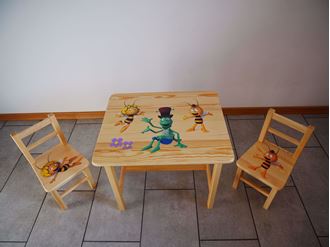 Obrázek z Dětský dřevěný stůl se židlemi s potiskem - Včelka Mája
